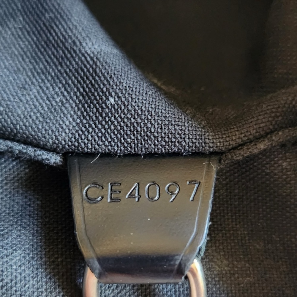 Louis Vuitton Elegant Black Messenger Bag - Picture 9 of 11